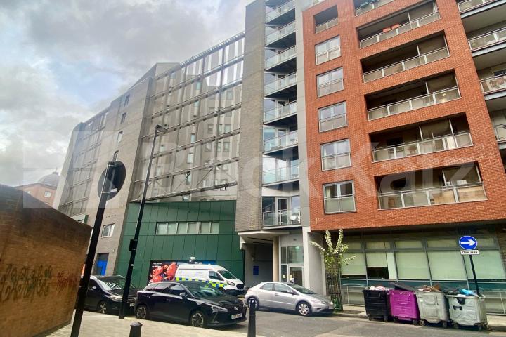 Spacious bright and airy two bedroom apartment in a very convenient location Plumbers Row, Aldgate